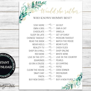 Puede incluir: Una tarjeta imprimible para un juego de baby shower con el texto "Would she rather?" y "Who knows mommy best?" en escritura dorada. El juego enumera opciones como "Quedarse en casa o salir" y "Diamantes o perlas". Elementos florales decoran la parte superior e inferior.