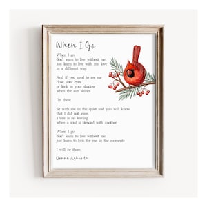 Può includere: Una stampa incorniciata che presenta la poesia When I Go di Donna Ashworth in testo nero su sfondo bianco. È inclusa un'illustrazione ad acquerello di un uccello cardinale rosso brillante appollaiato su un ramo marrone con aghi di pino e bacche.