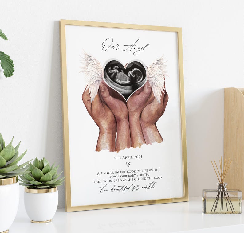 Puede incluir: Una ilustraci&oacute;n de acuarela de dos manos sosteniendo un coraz&oacute;n con una imagen de ultrasonido dentro. El coraz&oacute;n tiene alas de &aacute;ngel y el texto "Our Angel" est&aacute; escrito sobre el coraz&oacute;n. El texto "4th April 2025" est&aacute; debajo del coraz&oacute;n. El texto "An angel in the book of life wrote down our baby's birth. Then whispered as she closed the book, Too beautiful for earth" est&aacute; debajo de la fecha.