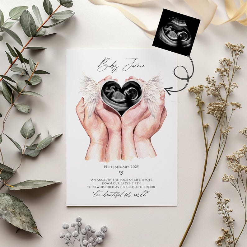 Puede incluir: Una ilustraci&oacute;n de acuarela de dos manos sosteniendo un coraz&oacute;n con una imagen de ultrasonido dentro. El coraz&oacute;n tiene alas de &aacute;ngel y el texto "Baby Jaskie" est&aacute; escrito en la parte superior. El texto debajo de la imagen dice "15th January 2025" y "Un &aacute;ngel en el libro de la vida escribi&oacute; el nacimiento de nuestro beb&eacute;. Luego susurr&oacute; al cerrar el libro "Demasiado hermoso para la tierra."