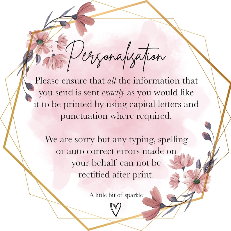 Puede incluir: Un gr&aacute;fico rosa y dorado con detalles florales. El texto dice "Personalizaci&oacute;n. Por favor, aseg&uacute;rese de que toda la informaci&oacute;n que env&iacute;e se env&iacute;e exactamente como le gustar&iacute;a que se imprimiera, utilizando letras may&uacute;sculas y puntuaci&oacute;n donde sea necesario. Sentimos mucho, pero cualquier error de escritura, ortograf&iacute;a o correcci&oacute;n autom&aacute;tica realizado en su nombre no se puede rectificar despu&eacute;s de la impresi&oacute;n. Un poco de brillo ♡"