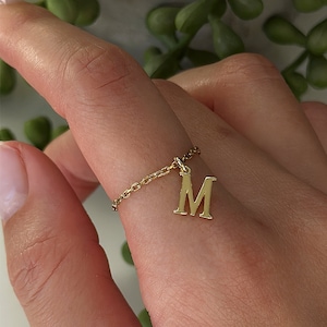 Bague initiale minimale, bagues de lettres personnalisées, bague empilable en or - Bague à chaîne souple, Bague à chaîne Dangle - Cadeau pour elle