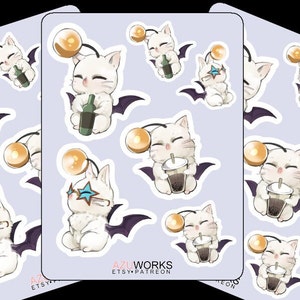 Könnte beinhalten: Ein Set mit 9 Aufklebern, die eine weiße Katze mit Fledermausflügeln und einer gelben Kugel auf dem Kopf zeigen. Die Katze ist in verschiedenen Posen dargestellt, darunter mit einer Flasche Wein, einer Tasse Boba-Tee und mit Sonnenbrille. Die Aufkleber sind auf weißem Papier mit helllila Hintergrund gedruckt. Der Text "AZUWORKS ETSY PATREON" ist in Pink am unteren Rand des Aufkleberbogens gedruckt.
