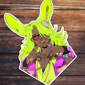 Puede incluir: Una pegatina vibrante con un personaje de estilo anime con pelo verde neón y orejas de conejo. El personaje lleva gafas de color rosa, una cadena de oro y una chaqueta rosa y amarilla. La pegatina tiene un borde blanco y forma de diamante.
