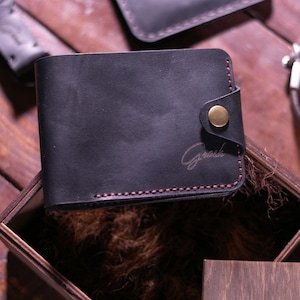 Leren portemonnee met drukknoop – handgemaakte volnerf portemonnee | Gepersonaliseerde cadeau voor mannen | Smalle vintage portemonnee met kaartsleuven