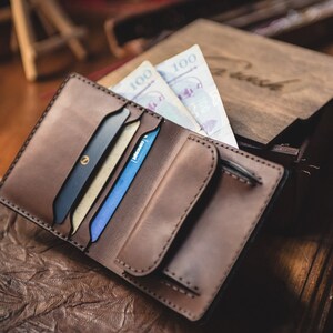 Herren Brieftasche mit Münzfach, Leder Bi-Fold Brieftasche, gravierte Reisebrieftasche, Herren Braun Leder Brieftasche, Stilvolle Weihnachtsgeschenke