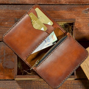 Kleine Biker Brieftasche für Männer, stilvolle personalisierte Leder Brieftasche für ihn, Herren minimalistischebraun Leder Brieftasche, Fronttasche bi-fold Brieftasche