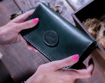 Green Leather Clutch Wallet: Minimalist Zipper Pouch
