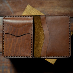 portafoglio minimalista in pelle marrone per uomo, portafoglio in pelle personalizzato con tasca frontale, porta carte di credito sottile, articolo più venduto fatto a mano