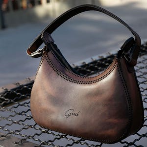 Handgemachte braune Leder Mond Tasche, Halbmond Schultertasche, Vintage-Stil, echtes Leder Geldbörse, minimalistisches Design, Lederhandtasche