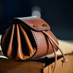 Personalisierte kleine Leder Eimer Tasche, Mini Leder Beutel Tasche, Leder Geldbörse, Lehrer Anerkennung Geschenk, 21