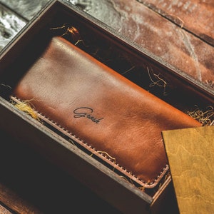 Cartera de cuero larga personalizada para hombre, cartera de cuero marrón de viaje grabada personalizada, regalo para él, novio imagen 2