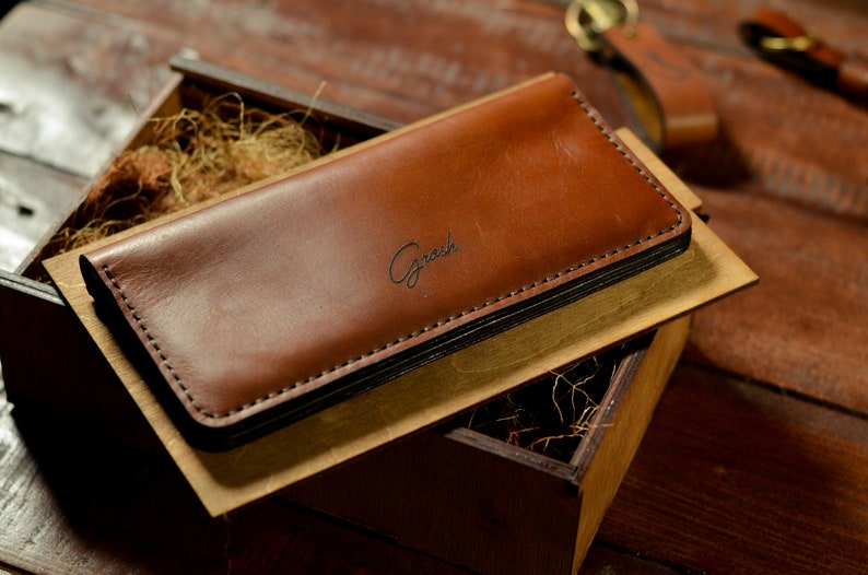Cartera de cuero larga personalizada para hombre, cartera de cuero marrón de viaje grabada personalizada, regalo para él, novio imagen 4