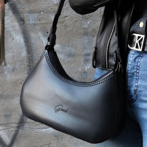 Handgefertigte schwarze Lederumhängetasche, minimalistische schwarze Ledertasche, klassischer Alltagsstil, Minimale Tasche, Ledermondtasche