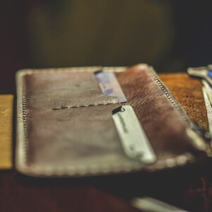 Cartera de cuero larga personalizada para hombre, cartera de cuero marrón de viaje grabada personalizada, regalo para él, novio imagen 5