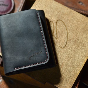 Cartera minimalista de bolsillo frontal para él, cartera triple de cuero personalizada para hombre, cartera de cuero negro, artículos más vendidos hechos a mano imagen 4