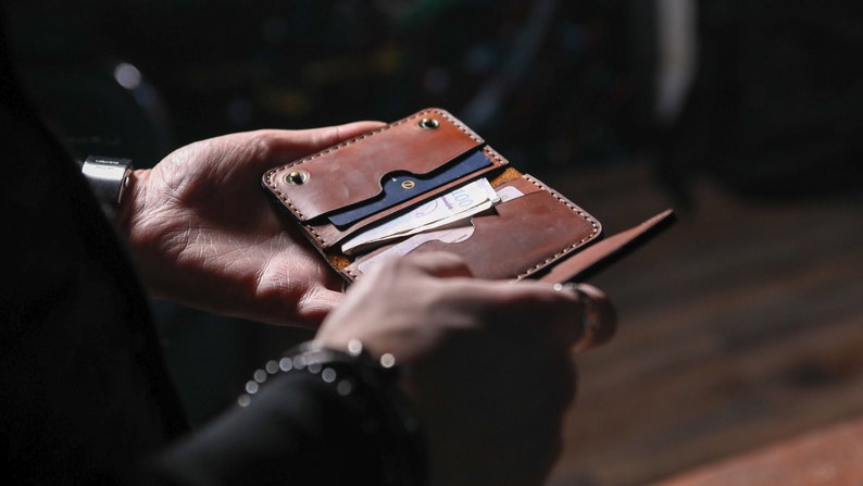 Cartera tríptica de cuero, cartera pequeña, soporte de tarjeta de crédito marrón, carteras para hombres personalizadas, cartera minimalista, cartera de bolsillo frontal para hombres imagen 4