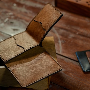 Cartera de cuero minimalista, regalo de cuero personalizado, titular de tarjeta de crédito de cuero, artículo más vendido hecho a mano, billetera triple personalizada para hombres