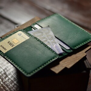 Cartera titular de tarjeta verde, pequeños regalos de padrinos de boda, titular de tarjeta de crédito personalizado, estuche de tarjeta de bolsillo frontal bi plegable, billetera minimalista para hombres imagen 5