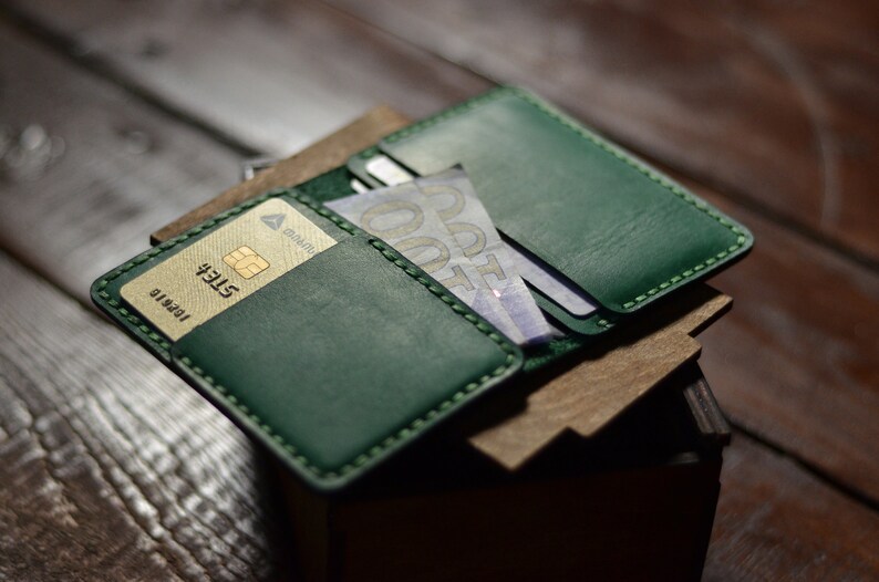 Cartera titular de tarjeta verde, pequeños regalos de padrinos de boda, titular de tarjeta de crédito personalizado, estuche de tarjeta de bolsillo frontal bi plegable, billetera minimalista para hombres imagen 5