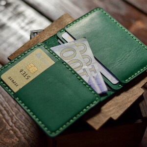 Cartera titular de tarjeta verde, pequeños regalos de padrinos de boda, titular de tarjeta de crédito personalizado, estuche de tarjeta de bolsillo frontal bi plegable, billetera minimalista para hombres imagen 6