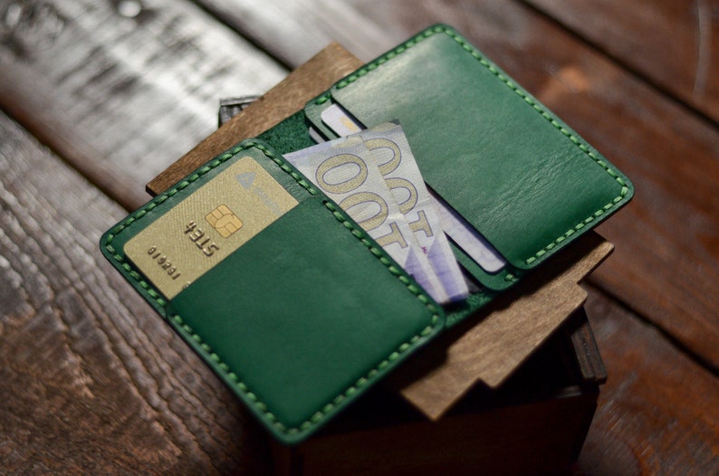Cartera titular de tarjeta verde, pequeños regalos de padrinos de boda, titular de tarjeta de crédito personalizado, estuche de tarjeta de bolsillo frontal bi plegable, billetera minimalista para hombres imagen 6