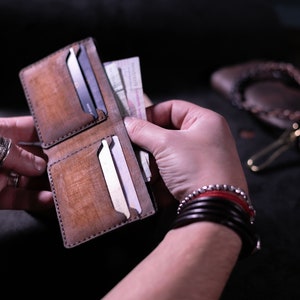 Cartera plegable de cuero personalizada para hombre – Tarjetero delgado – Cartera minimalista hecha a mano – Regalo personalizado – Cartera pequeña con bolsillo frontal