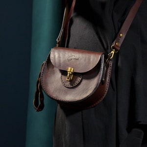 Small crossbody bag for women, Leather cell phone purse, mini crossbody pouch, shoulder bag, Everyday bag, Genuine leather saddle bag imagem 2