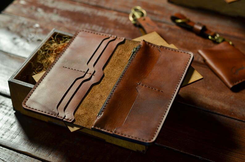 Cartera de cuero larga personalizada para hombre, cartera de cuero marrón de viaje grabada personalizada, regalo para él, novio imagen 7