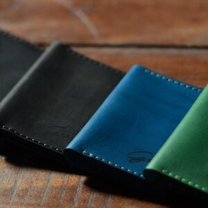 Cartera titular de tarjeta verde, pequeños regalos de padrinos de boda, titular de tarjeta de crédito personalizado, estuche de tarjeta de bolsillo frontal bi plegable, billetera minimalista para hombres imagen 9