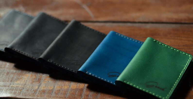 Cartera titular de tarjeta verde, pequeños regalos de padrinos de boda, titular de tarjeta de crédito personalizado, estuche de tarjeta de bolsillo frontal bi plegable, billetera minimalista para hombres imagen 9