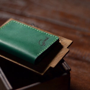 Cartera titular de tarjeta verde, pequeños regalos de padrinos de boda, titular de tarjeta de crédito personalizado, estuche de tarjeta de bolsillo frontal bi plegable, billetera minimalista para hombres imagen 4