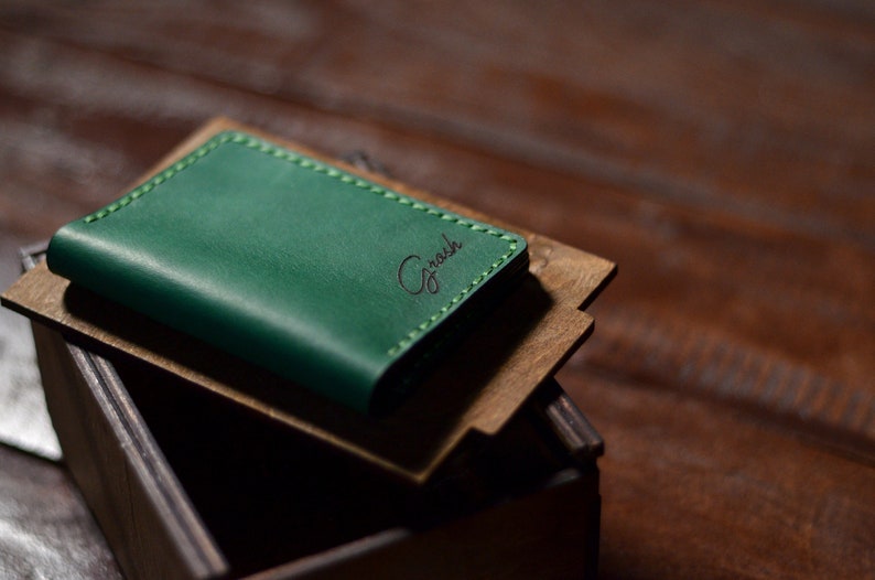 Cartera titular de tarjeta verde, pequeños regalos de padrinos de boda, titular de tarjeta de crédito personalizado, estuche de tarjeta de bolsillo frontal bi plegable, billetera minimalista para hombres imagen 4