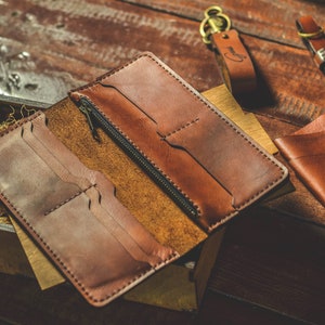 Cartera de cuero larga personalizada para hombre, cartera de cuero marrón de viaje grabada personalizada, regalo para él, novio imagen 3