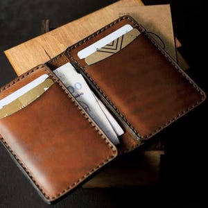 Cartera minimalista de cuero personalizada para hombre, tarjetero plegable delgado, billetera artesanal con bolsillo frontal, regalo personalizado, billetera de cuero negra.