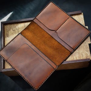 Portefeuille de passeport personnalisé en cuir, cadeau de remise des diplômes pour lui, cadeau relation longue distance pour petit ami, portefeuille de voyage monogrammé