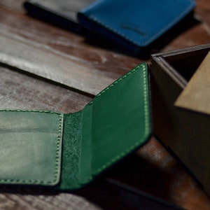 Cartera titular de tarjeta verde, pequeños regalos de padrinos de boda, titular de tarjeta de crédito personalizado, estuche de tarjeta de bolsillo frontal bi plegable, billetera minimalista para hombres imagen 3