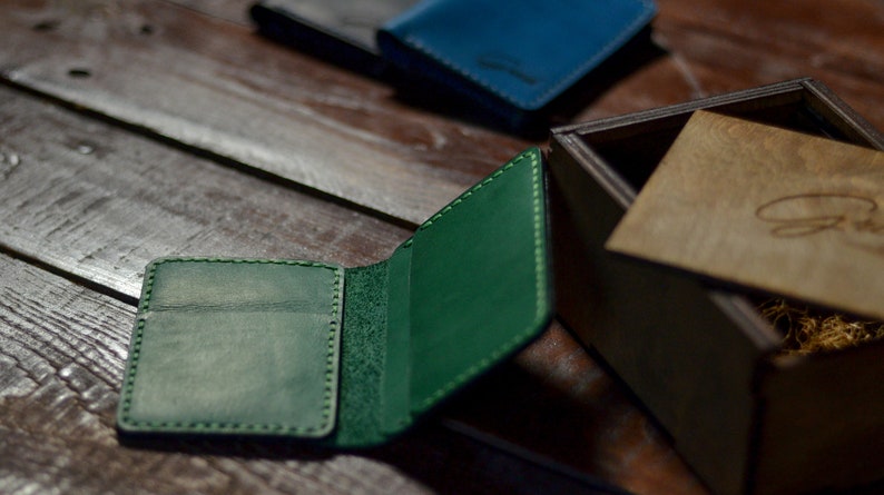 Cartera titular de tarjeta verde, pequeños regalos de padrinos de boda, titular de tarjeta de crédito personalizado, estuche de tarjeta de bolsillo frontal bi plegable, billetera minimalista para hombres imagen 3