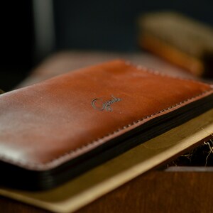 Cartera de cuero larga personalizada para hombre, cartera de cuero marrón de viaje grabada personalizada, regalo para él, novio imagen 9