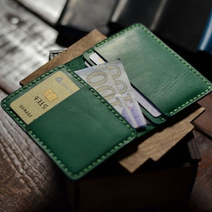 Cartera titular de tarjeta verde, pequeños regalos de padrinos de boda, titular de tarjeta de crédito personalizado, estuche de tarjeta de bolsillo frontal bi plegable, billetera minimalista para hombres imagen 7