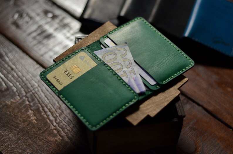 Cartera titular de tarjeta verde, pequeños regalos de padrinos de boda, titular de tarjeta de crédito personalizado, estuche de tarjeta de bolsillo frontal bi plegable, billetera minimalista para hombres imagen 7