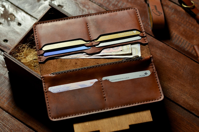Cartera de cuero larga personalizada para hombre, cartera de cuero marrón de viaje grabada personalizada, regalo para él, novio imagen 1