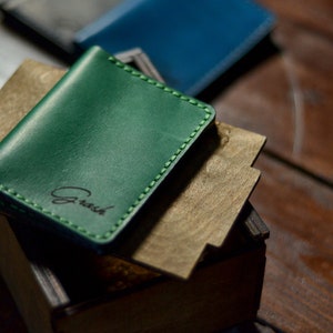 Cartera titular de tarjeta verde, pequeños regalos de padrinos de boda, titular de tarjeta de crédito personalizado, estuche de tarjeta de bolsillo frontal bi plegable, billetera minimalista para hombres imagen 2