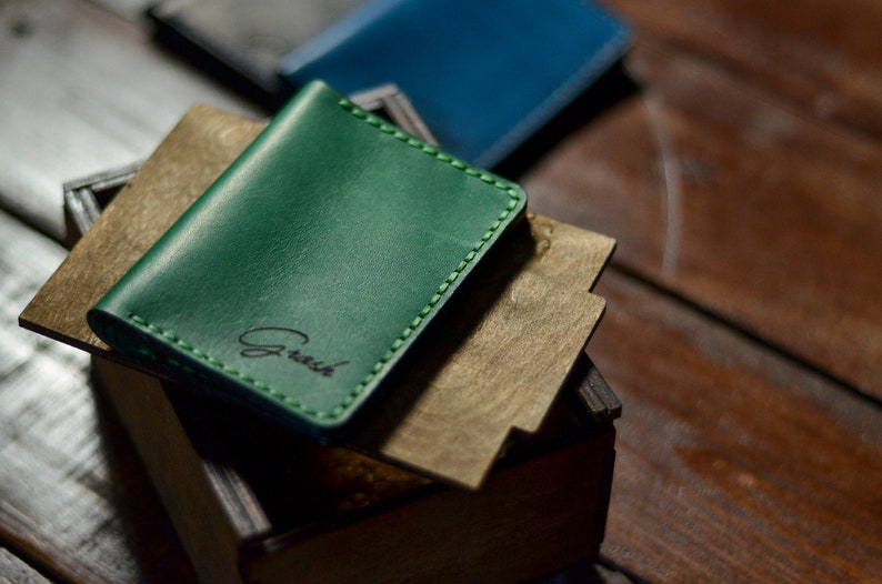 Cartera titular de tarjeta verde, pequeños regalos de padrinos de boda, titular de tarjeta de crédito personalizado, estuche de tarjeta de bolsillo frontal bi plegable, billetera minimalista para hombres imagen 2