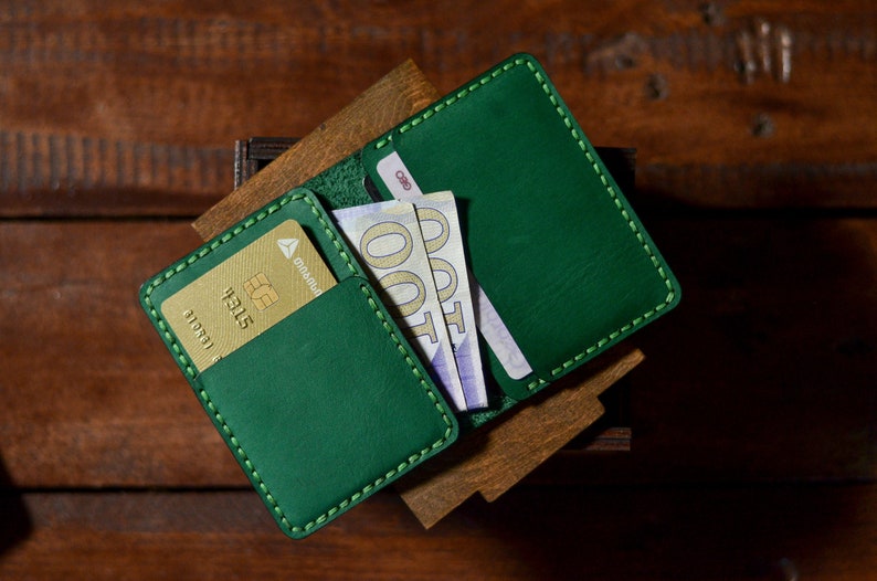 Cartera titular de tarjeta verde, pequeños regalos de padrinos de boda, titular de tarjeta de crédito personalizado, estuche de tarjeta de bolsillo frontal bi plegable, billetera minimalista para hombres imagen 1