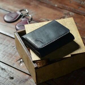 Cartera minimalista de bolsillo frontal para él, cartera triple de cuero personalizada para hombre, cartera de cuero negro, artículos más vendidos hechos a mano imagen 2