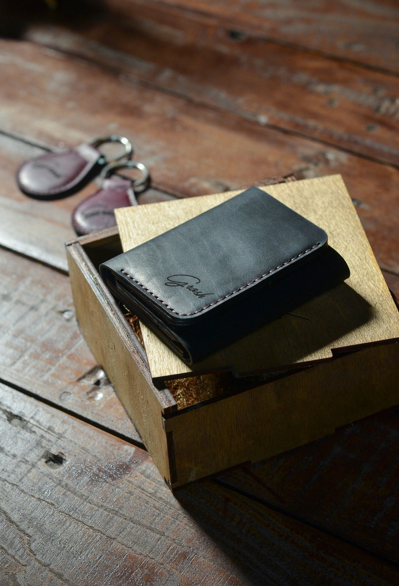 Cartera minimalista de bolsillo frontal para él, cartera triple de cuero personalizada para hombre, cartera de cuero negro, artículos más vendidos hechos a mano imagen 2