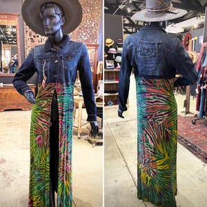 Könnte beinhalten: Eine Jeansjacke mit einem langen, bunten Batikrock. Der Rock hat einen Schlitz vorne und ist aus einem weichen, fließenden Stoff.