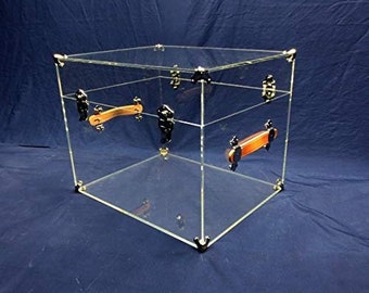 以下が含まれることがあります： 2つの木製ハンドルと金色の金属製の金具が付いた透明なアクリル製の収納トランク