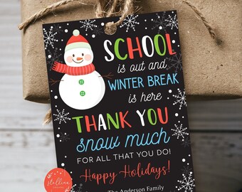 Puede incluir: Una etiqueta de regalo de Navidad imprimible con una ilustración de muñeco de nieve y el texto "La escuela ha terminado y las vacaciones de invierno están aquí. Muchas gracias por todo lo que haces. ¡Felices fiestas! De parte de la familia Anderson."